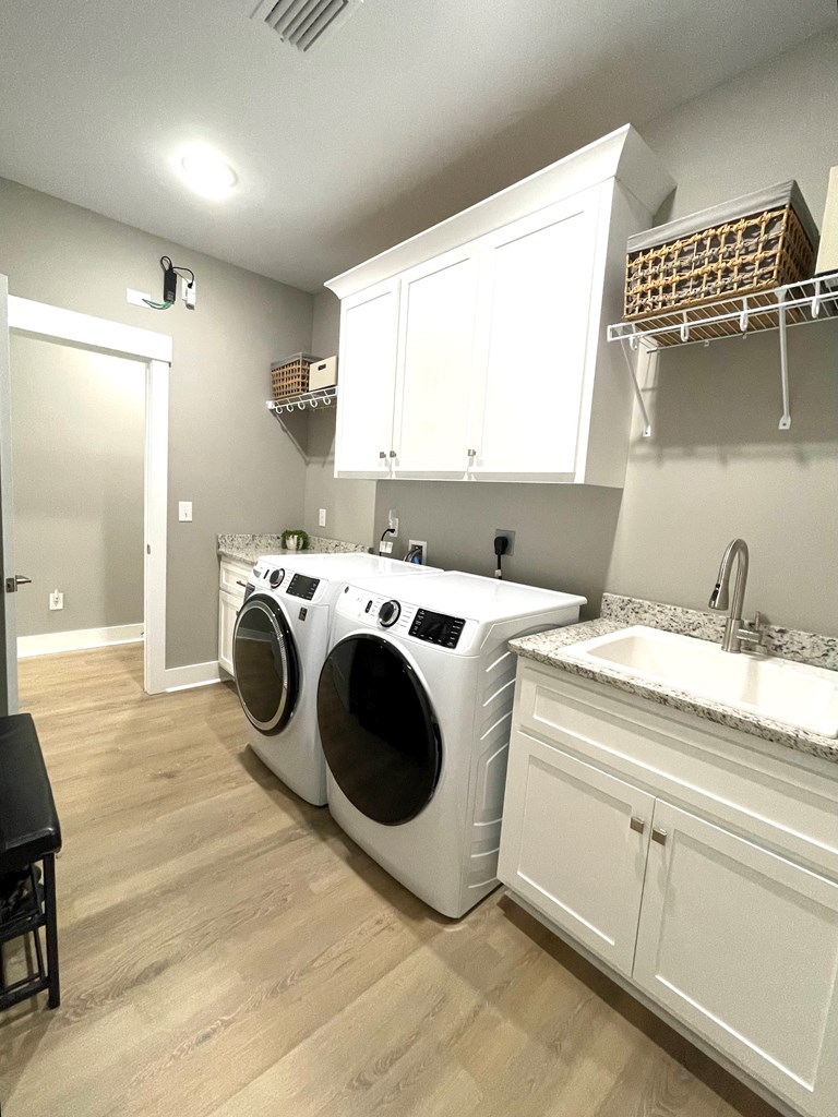 Laundry room w cabinetry