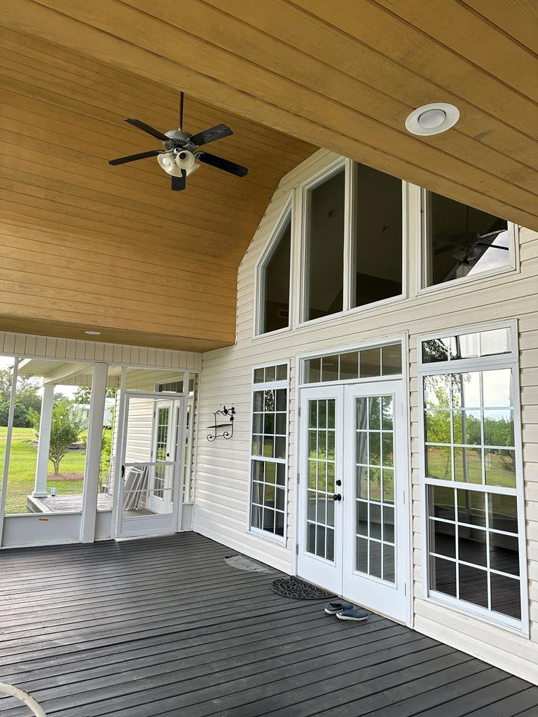 Huge Screened Porch with Vaulted Ceiling Off of Fa